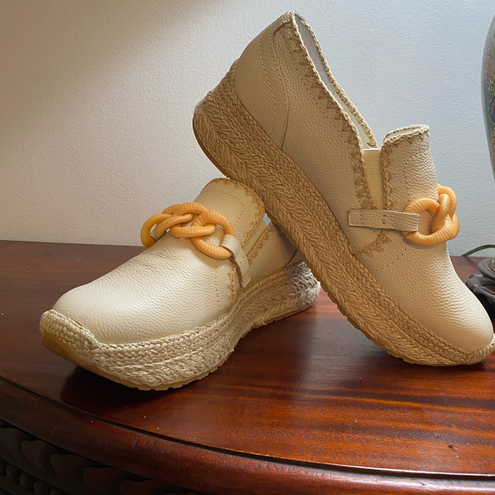 Dolce Vita Cream Espadrilles with Tan Detail NWOT
